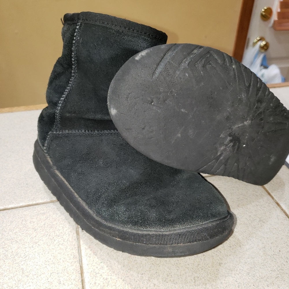 Very well loved kids Ugg boots